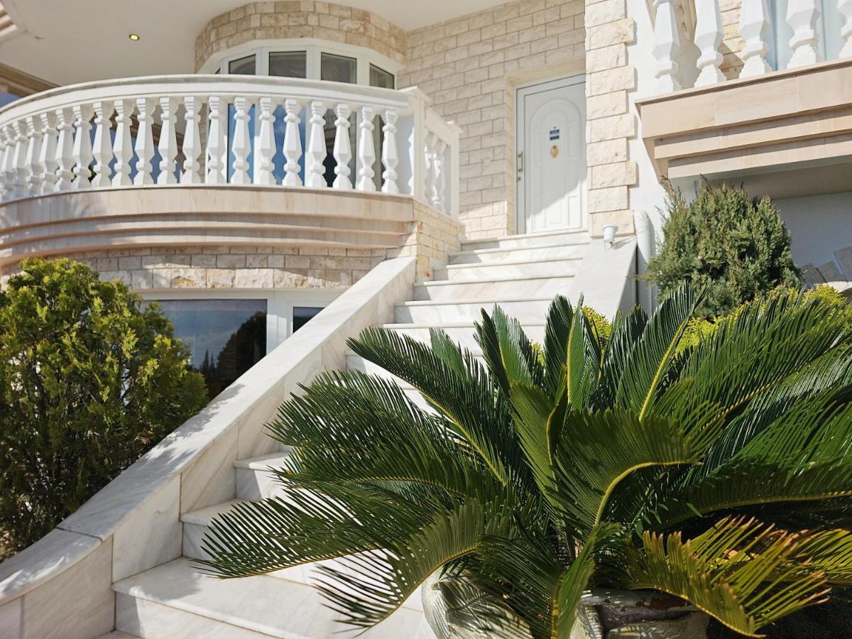 Escape To Panorama And Enjoy The Classic Charm With Stunning Sea Views